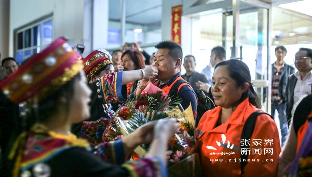 昆明環(huán)衛(wèi)使者抵達張家界，受到土家攔門酒禮遇，李東群攝_副本.jpg