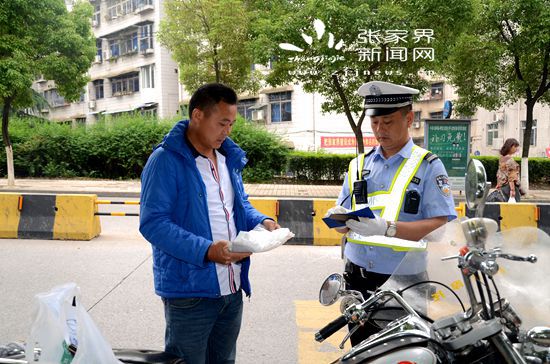 民警正在檢查車(chē)輛_副本_副本.jpg