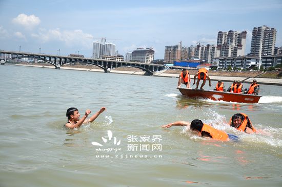 2015年5月9日，烈日下，張家界市永定區(qū)民兵舟橋骨干澧水河中奮力營救溺水青年救援演練現(xiàn)場（符曉嘉攝）_副本.jpg