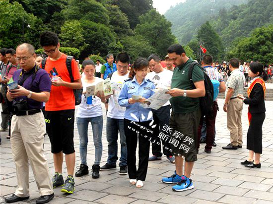 向游客介紹旅游安全知識(shí) 鄭海燕 攝_副本.jpg