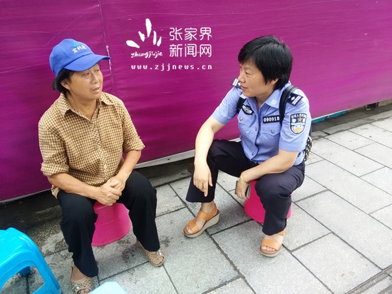 永定公安分局黨員民警進(jìn)社區(qū)與群眾“聊家?！?_副本.jpg