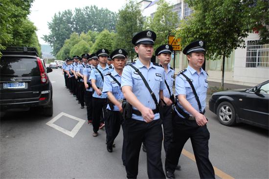 街面巡邏防控組攜帶槍彈和必要的防護裝備屯警街面.jpg