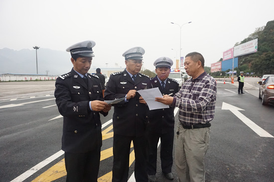 1交警檢查車輛的通行證情況.jpg