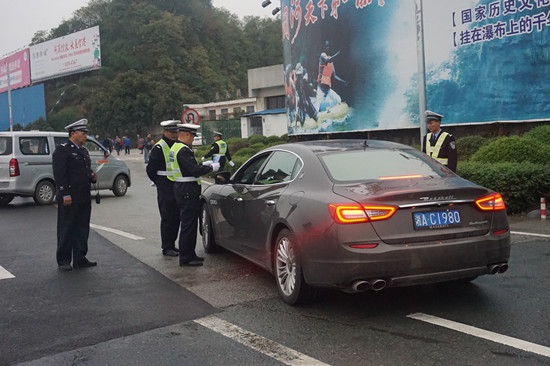 3交警在機(jī)場(chǎng)進(jìn)出口檢查進(jìn)出車輛通行證.jpg