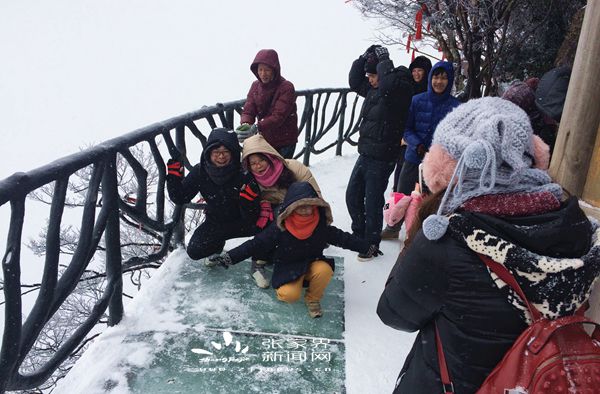 冰雪天氣玻璃棧道關(guān)閉，為彌補遺憾，游客們在玻璃棧道出口的玻璃上拍照留念 丁云娟攝_副本.jpg