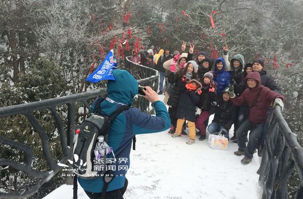 偶遇新年雪，游人們欣喜不已 丁云娟攝_副本.jpg