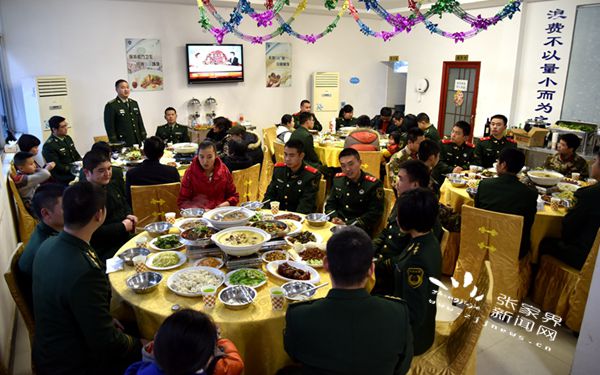 官兵和家屬在營區(qū)過團圓年吃年夜飯觀看春晚_副本.jpg