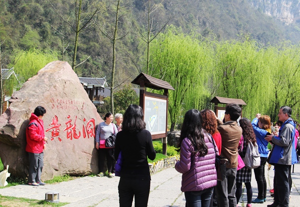 一批馬來(lái)西亞客人在景區(qū)參觀.jpg