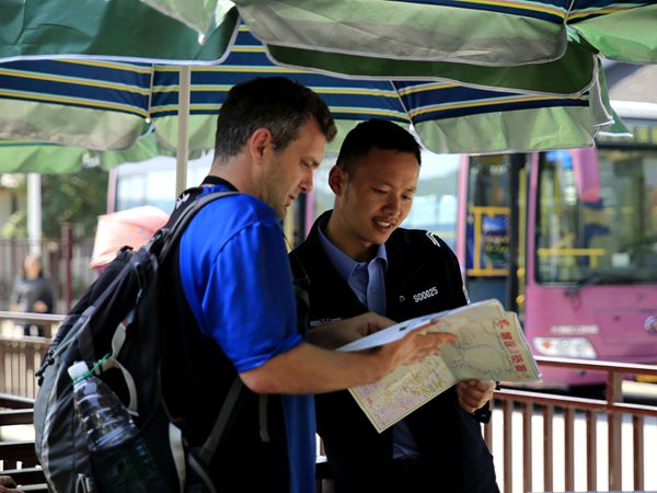 環(huán)保車公司工作人員在為游客指導線路（吳勇兵攝）_副本.jpg