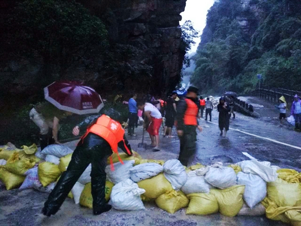 武警公安官兵在景區(qū)參加搶險(xiǎn)救援_副本.jpg