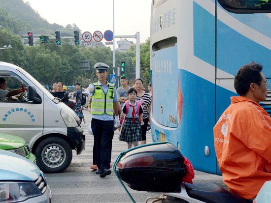 交警 車流中護(hù)送學(xué)生過馬路.JPG