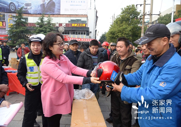 李凌市政府秘書長贈送頭盔_副本.jpg