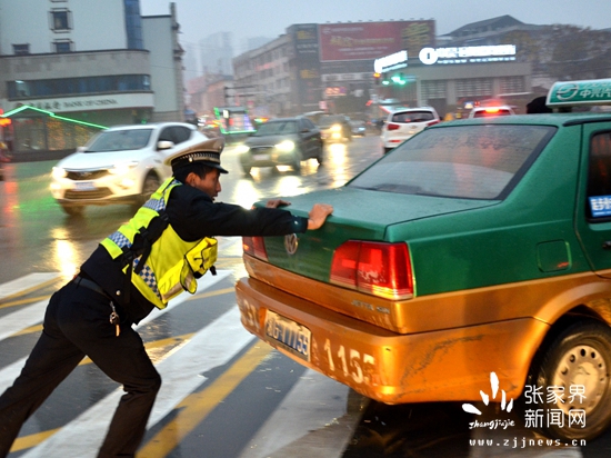 協輔警正在推車.JPG