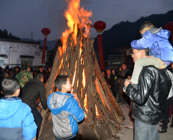 熊熊篝火燃起來(lái).jpg