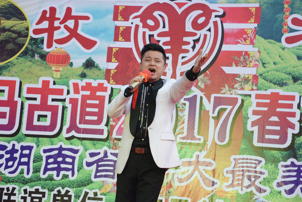 我市著名歌手李慈庸演唱.jpg