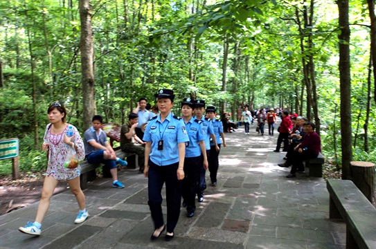 女子巡邏中隊(duì)巡邏在景區(qū)游道上巡邏.jpg