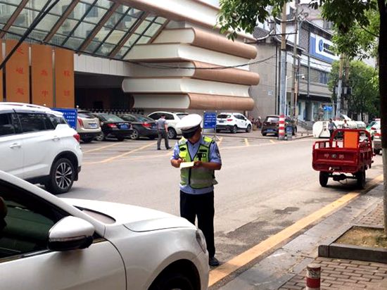 民警查處交通違法行為.jpg