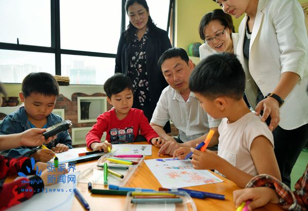 市長在市直機關直屬幼兒園和大庸橋小學走訪慰問 (1)_副本_副本.jpg