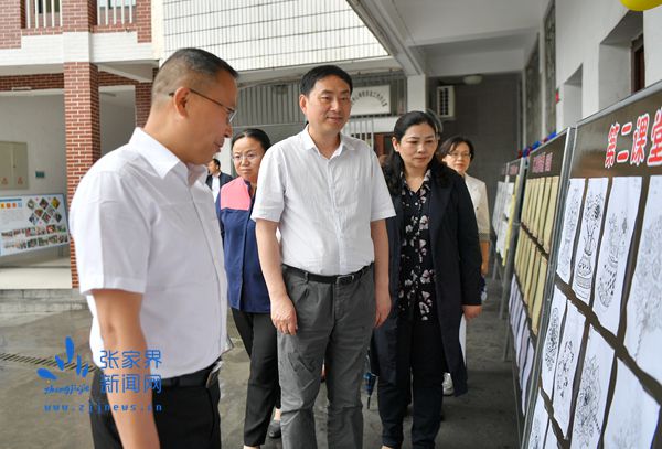 市長在市直機關直屬幼兒園和大庸橋小學走訪慰問 (2)_副本.jpg