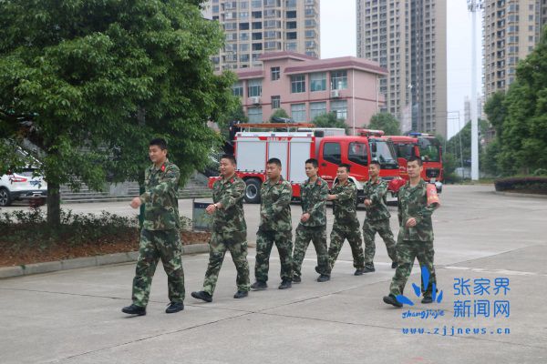 消防官兵在加強消防安全巡視_副本.jpg