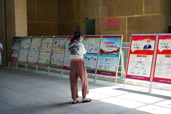 一名觀眾在市博物館安全生產(chǎn)展區(qū)展板前了解安全生產(chǎn)知識.jpg