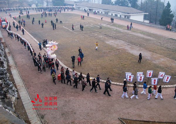 慈利縣龍?zhí)逗渔?zhèn)每年都會(huì)組織板板龍燈展演_副本.jpg