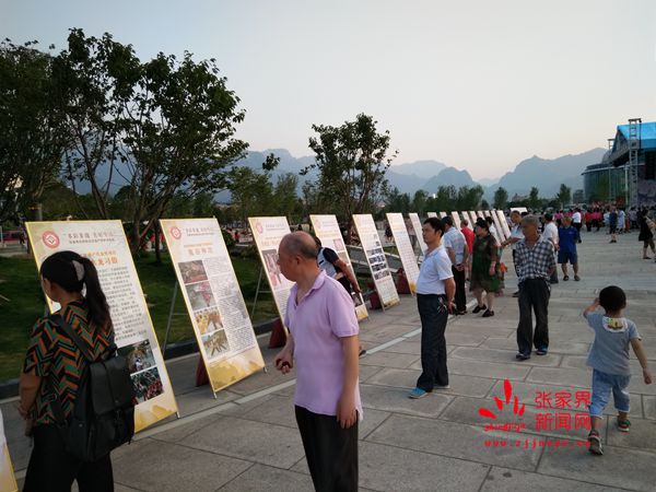 現(xiàn)場觀眾有序觀看非遺展_副本.jpg