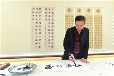 18 向遠(yuǎn)剛 中國公安文藝聯(lián)合會會員，湖南省書法家協(xié)會理事，張家界市書法家協(xié)會主席.jpg