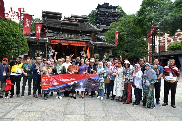 馬來西亞旅行商一行考察土家風(fēng)情園.JPG