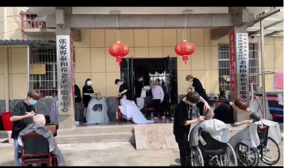 茅坪社區(qū)開展“愛老敬老”愛心義剪活動(dòng)268.png