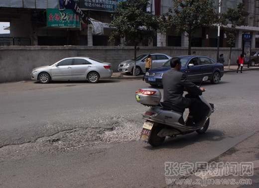 121212摩托車避開道路坑洞_副本.jpg